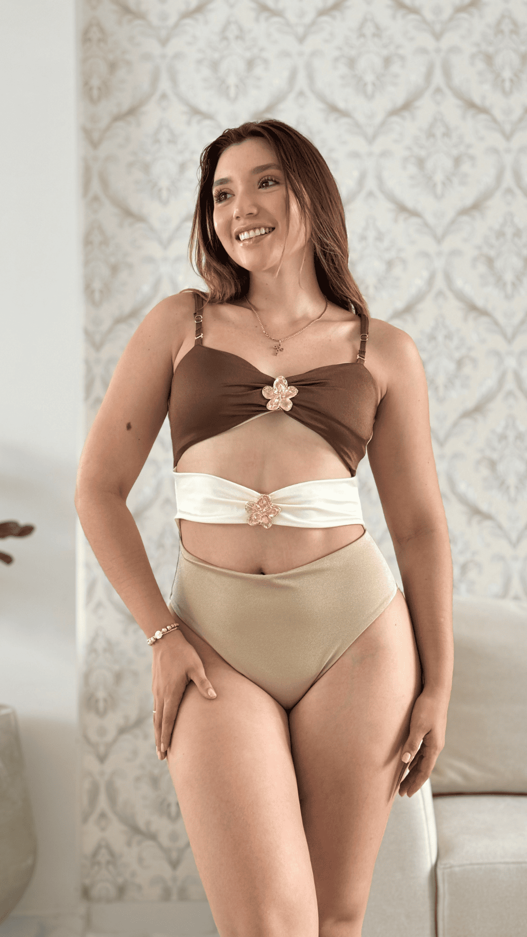 REF ENTERIZO NUDES CON HERRAJE FLORAL
