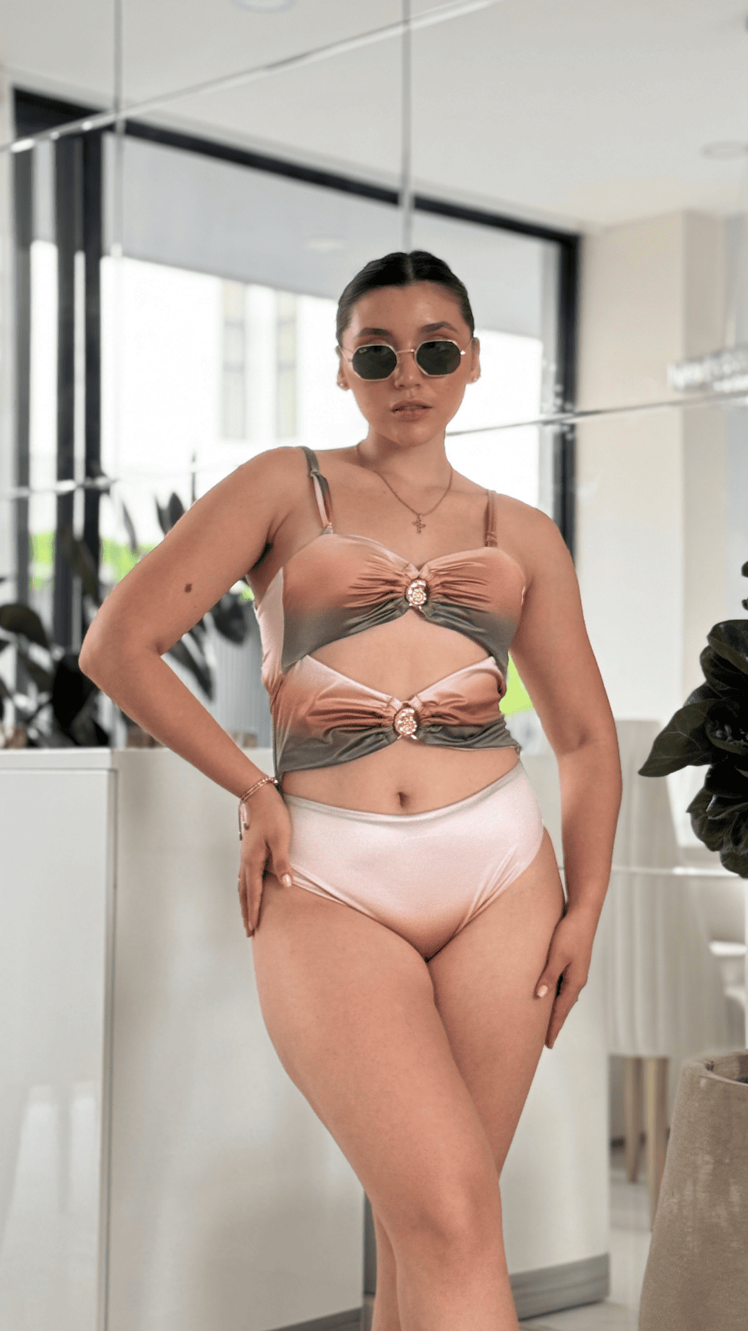 REF ENTERIZO ESTAMPADO VERDE OSCURO Y NUDES CON HERRAJE DECORATIVO